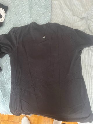 Camiseta Jordan Negra con Logo Multicolor