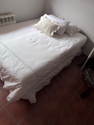 Cama individual blanca con colcha