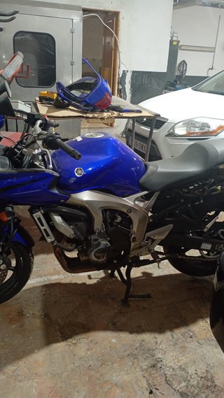 Yamaha Fazer 600 con golpe exterior