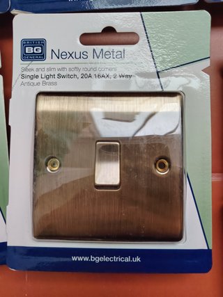 Lote 7 interruptores Nexus Metal y Knightsbridge