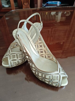 Zapatos dorados elegantes talla 37