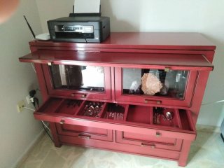 Mueble de madera rojo