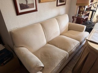 Sofá de tela beige