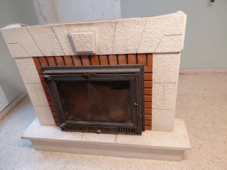 Chimenea de piedra y metal