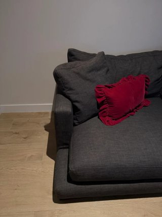 Sofá 3 plazas gris con cojines rojos