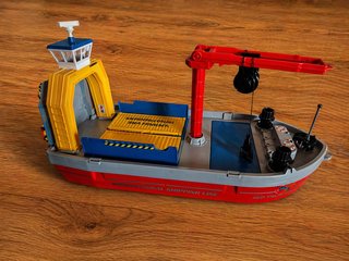 Barco de carga con grúa y accesorios