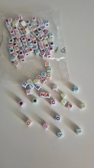 Perline con lettere dell'alfabeto