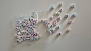Perline con lettere dell'alfabeto