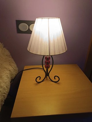 Lámpara de mesilla con detalles rosas