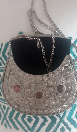Bolso metálico tipo clutch.