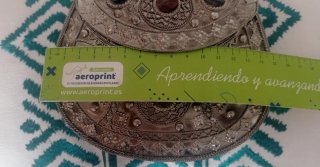 Bolso metálico tipo clutch.