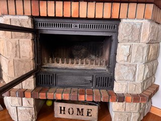 Chimenea de esquina madera, piedra y metal
