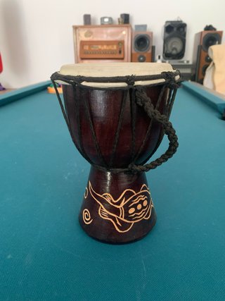 Djembe de madera con diseño tribal