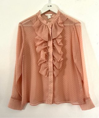 Camicia romantica rosa a pois con volant sul davan