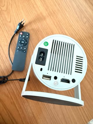 Proyector de cine blanco y negro corroe