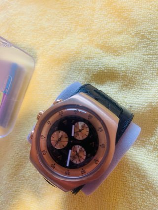 Reloj Swatch fondo negro