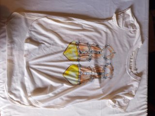 Camiseta con estampado de tacones