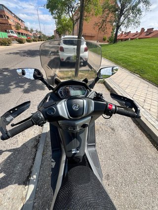 Daelim XQ2 Maxi Scooter Plata