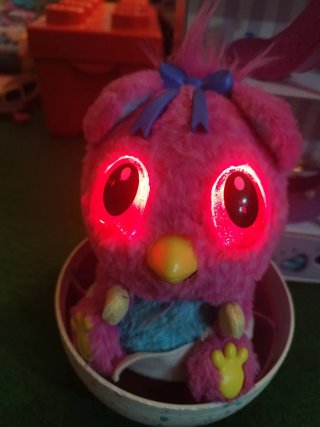 Hatchimal Pájaro Rosa en Huevo