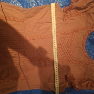 Vestido rosa empolvado con encaje y plumeti