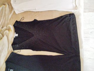 Camisetas sin mangas negras y blancas