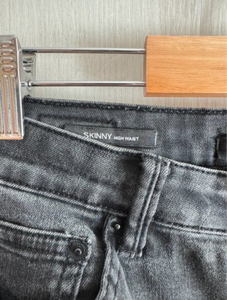 Pantalón pitillo negro Bershka Talla 36