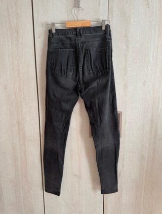 Pantalón pitillo negro Bershka Talla 36