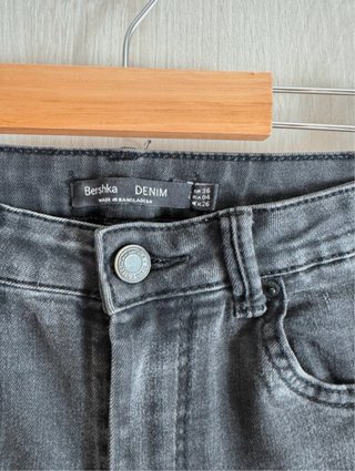 Pantalón pitillo negro Bershka Talla 36