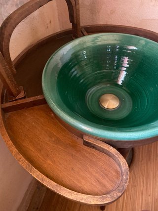 Tocador antiguo madera con lavabo cerámica verde