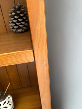 Estantería de madera marrón