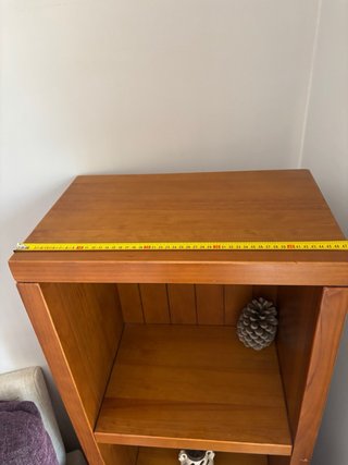 Estantería de madera marrón