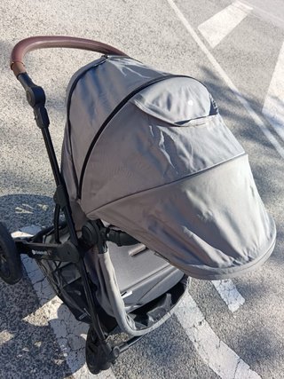 Carrito de bebé gris