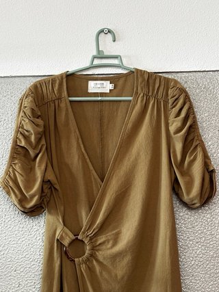 Vestido verde oliva com argola