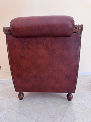 Divano e poltrona in pelle marrone