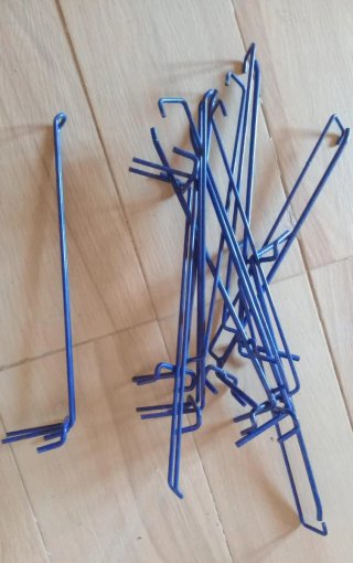 Colgadores metálicos azules para panel