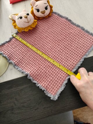 Manta de apego tejida a mano y sonajero león