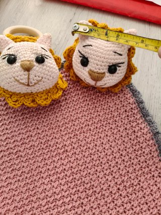 Manta de apego tejida a mano y sonajero león