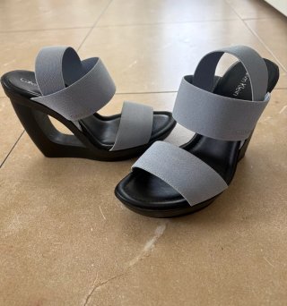 Sandalias Calvin Klein azules y negras
