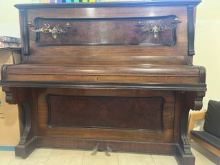 Piano vertical madera oscura