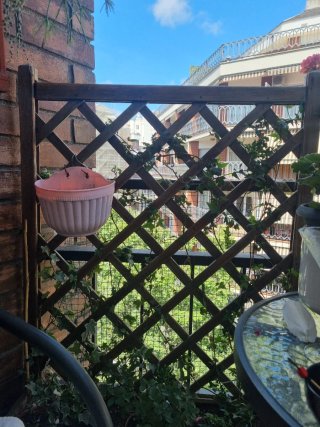 Jardinera de madera con enrejado