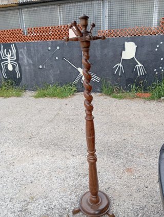 Perchero de madera tallado
