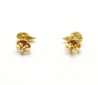 Pendiente de oro de 18k circonitas, 1.68 g.