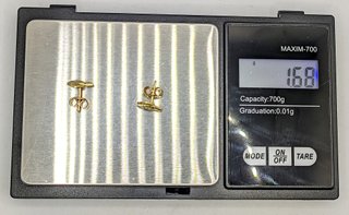Pendiente de oro de 18k circonitas, 1.68 g.