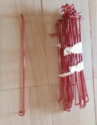 Estacas rojas para jardín