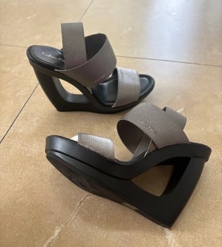 Sandalias de cuña Calvin Klein negras y grises