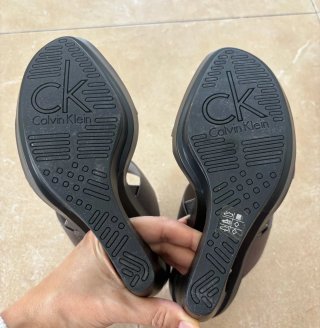 Sandalias de cuña Calvin Klein negras y grises