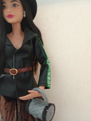 Muñeca Barbie con sombrero y abrigo