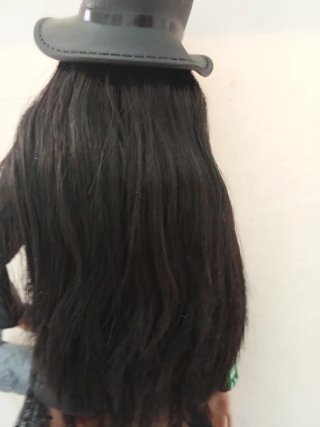 Muñeca Barbie con sombrero y abrigo