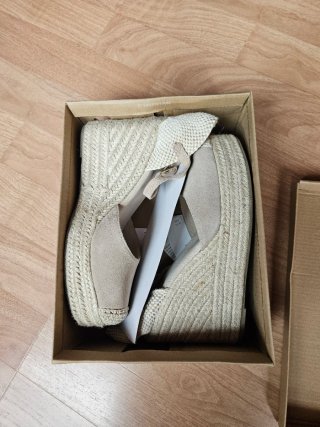 Cuñas tipo alpargata beige