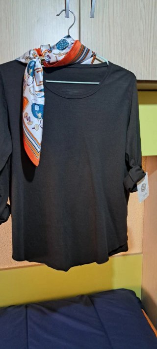 Maglietta marrone con foulard stampato